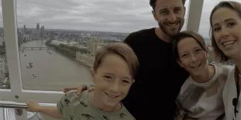 Eine glückliche Familie im London Eye in London