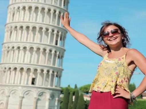 woman-holding-pisa-up