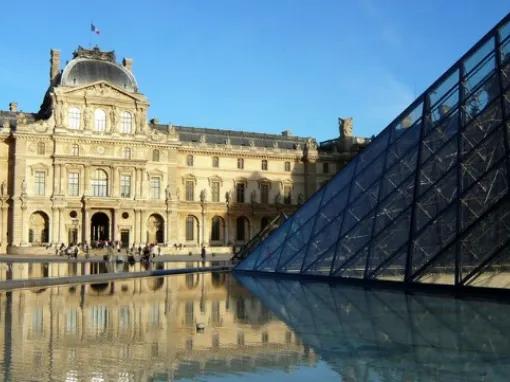 sunny-day-outside-louvre
