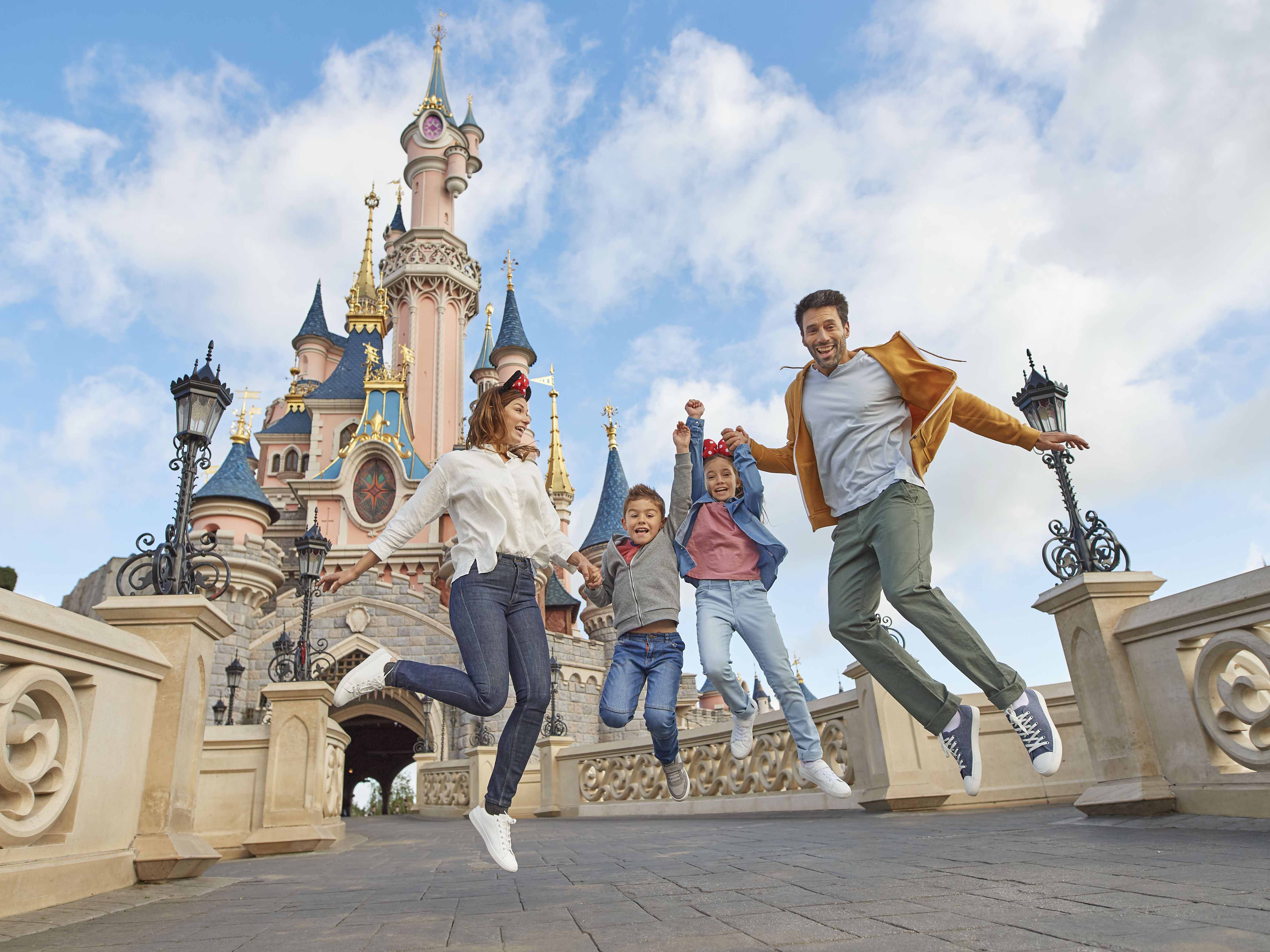 Стили развлечений. Disneyland Париж парк. Диснейленд Париж Диснейленд парк. Париж Диснейленд горки горки. Диснейленд Париж 2 парк.