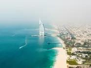 Blick auf den Burj Al Arab umgeben von Strand und Meer in Dubai
