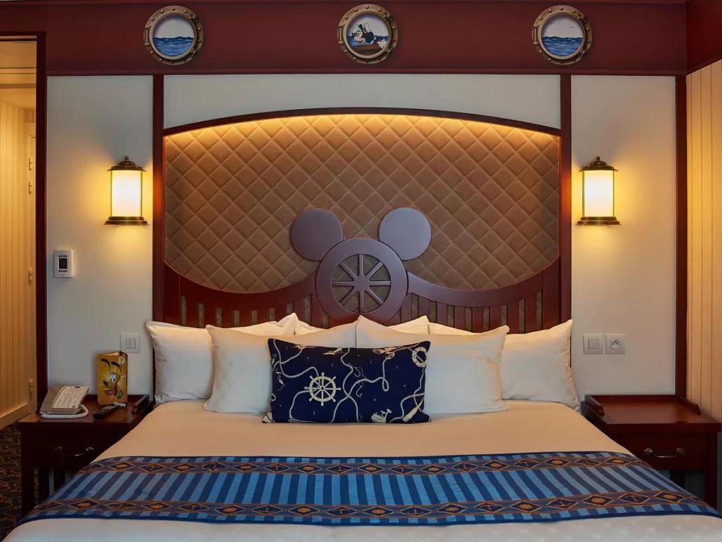 Adapted Compass Club Room Lake side Adapted Compass Club Room Lake side