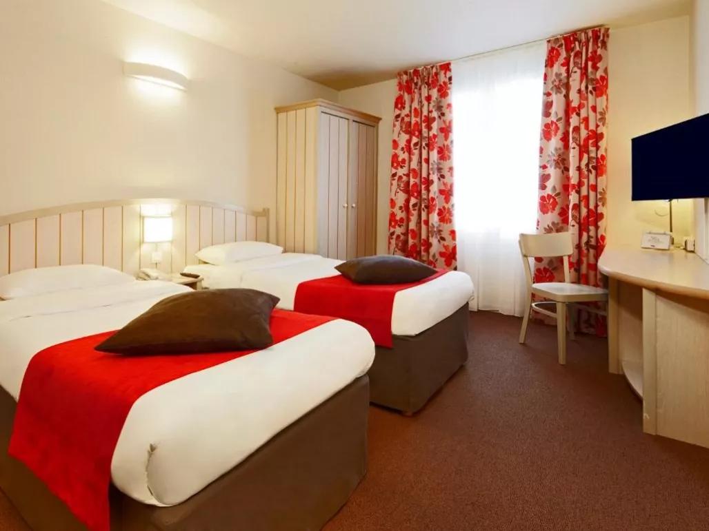 Campanile_Val_de_France_Twin_Room