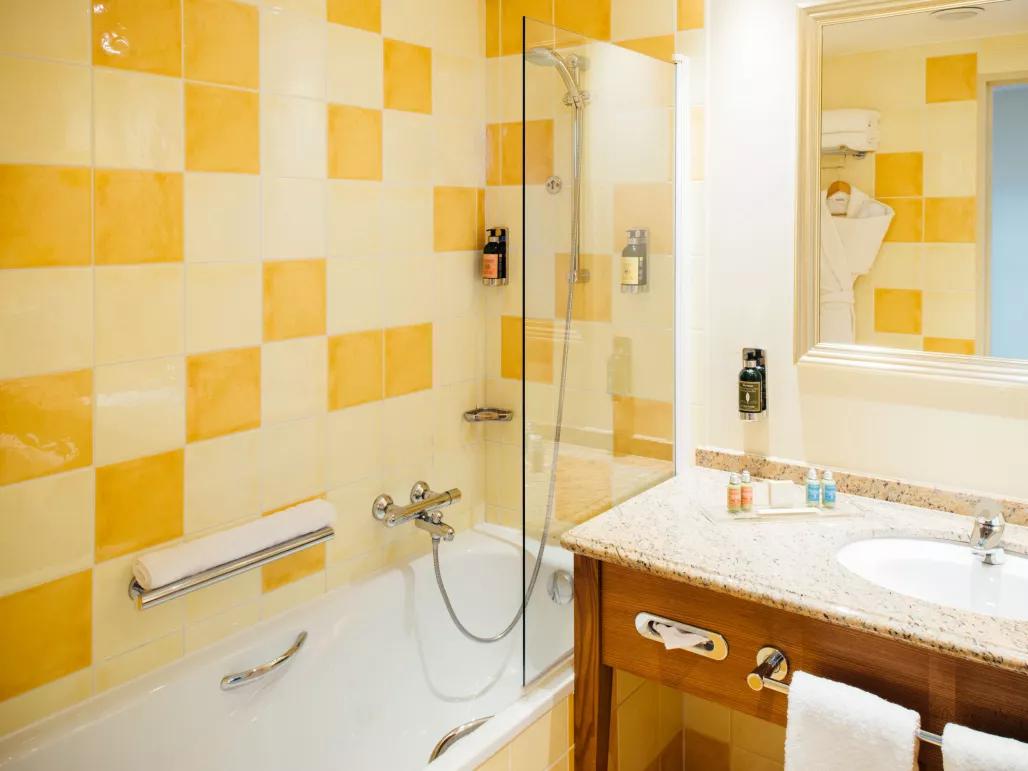 Dream Castle Hotel Paris guest bathroom