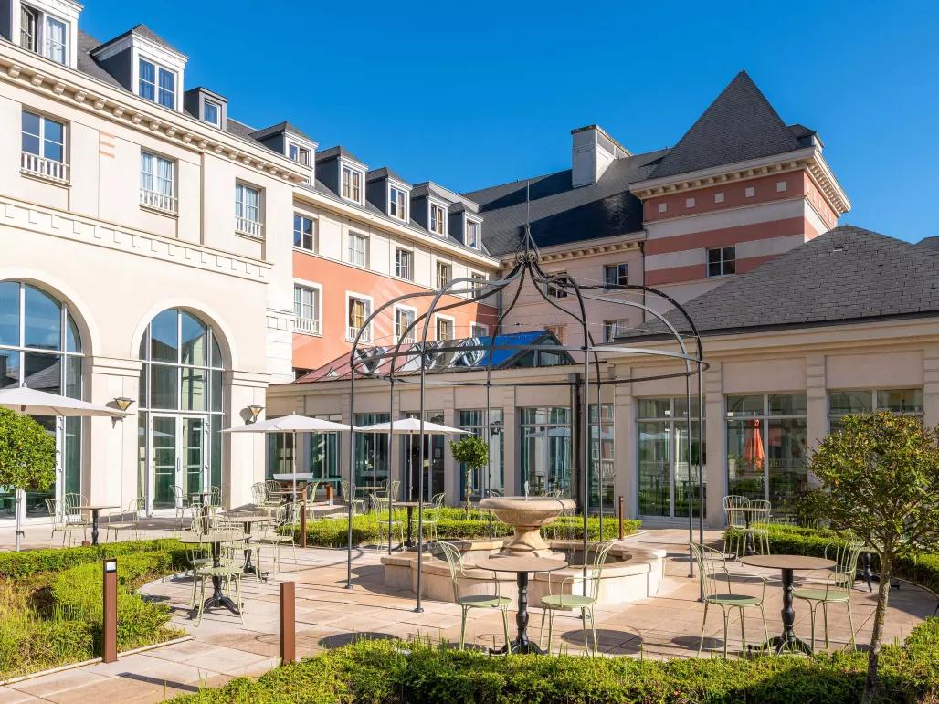 Dream Castle Hotel Paris exterior courtyard with fountain