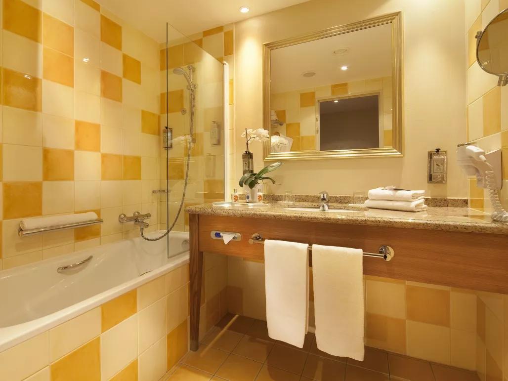 Dream Castle Hotel Paris guest bathroom