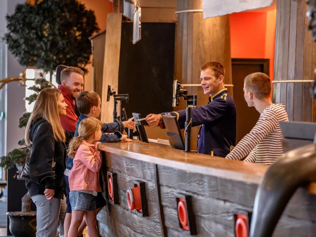 Family checking-in at Explorers Hotel Marne-la-Vallée