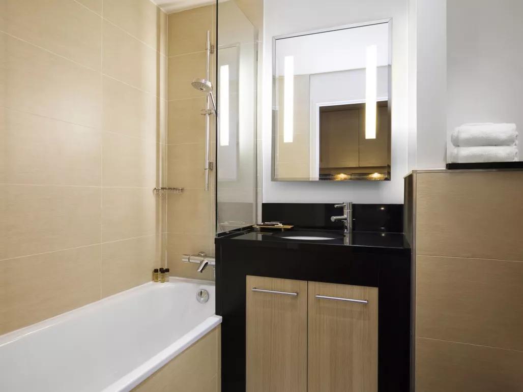 Relais Spa Val d'Europe Premium Room Bathroom