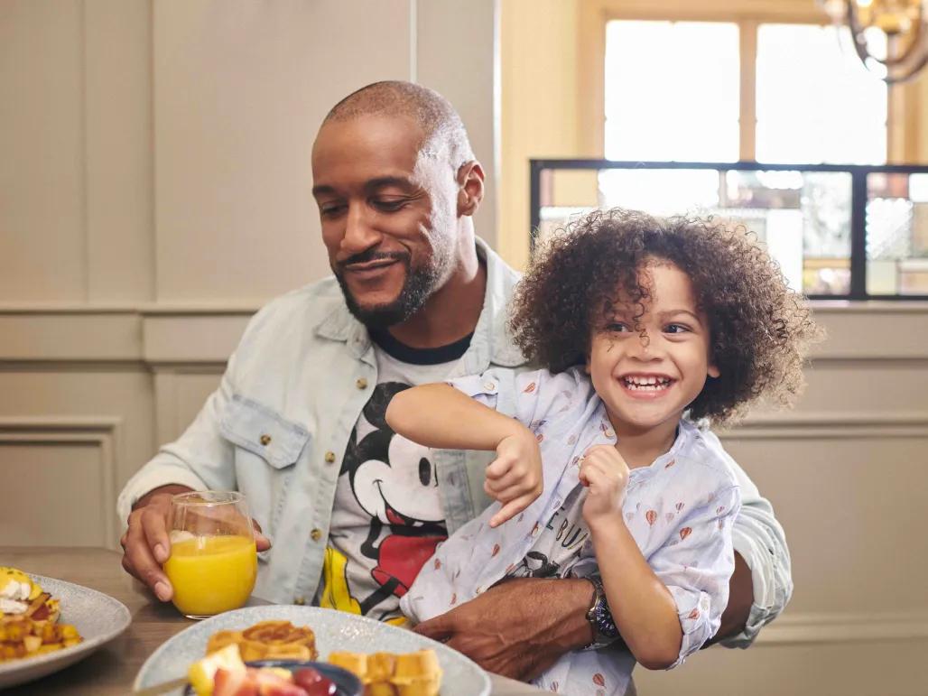 uests dining at Ale & Compass Restaurant, Disney's Yacht & Beach Resort