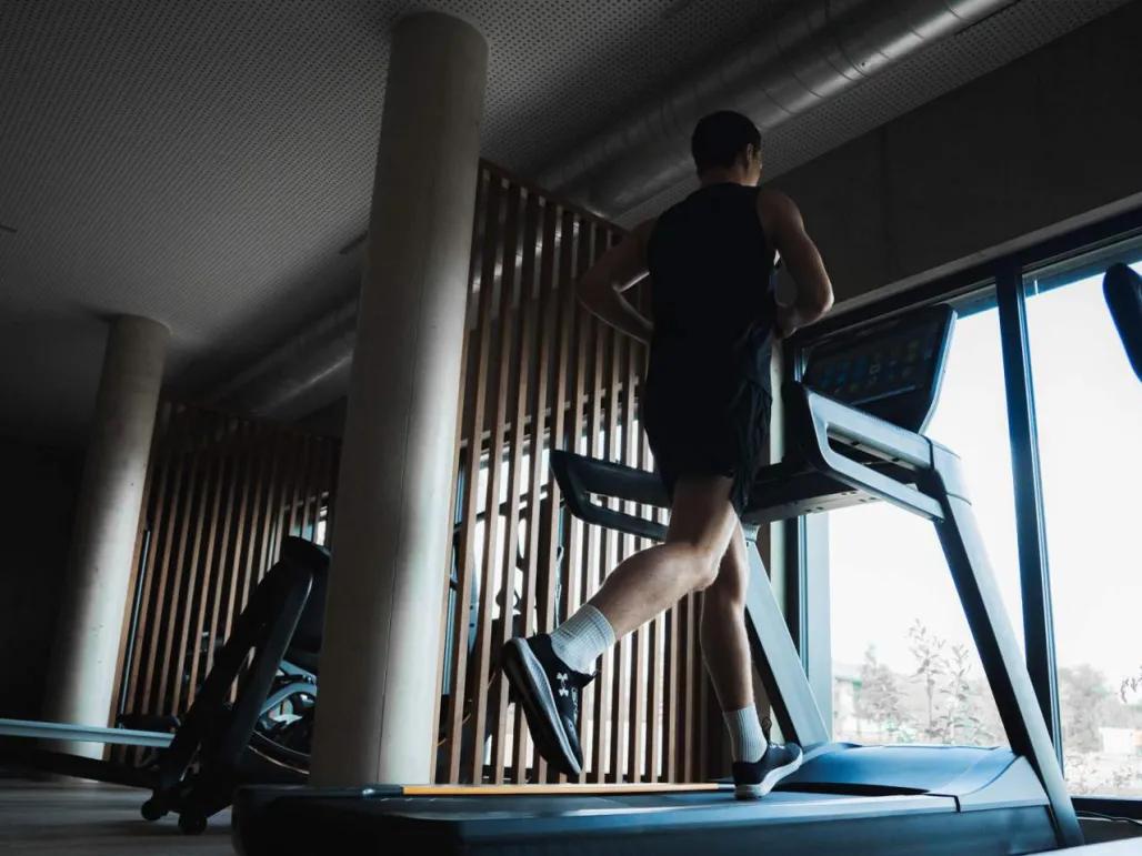 Guest in fitness room at Ki Space Hotel & Spa near Disneyland Paris