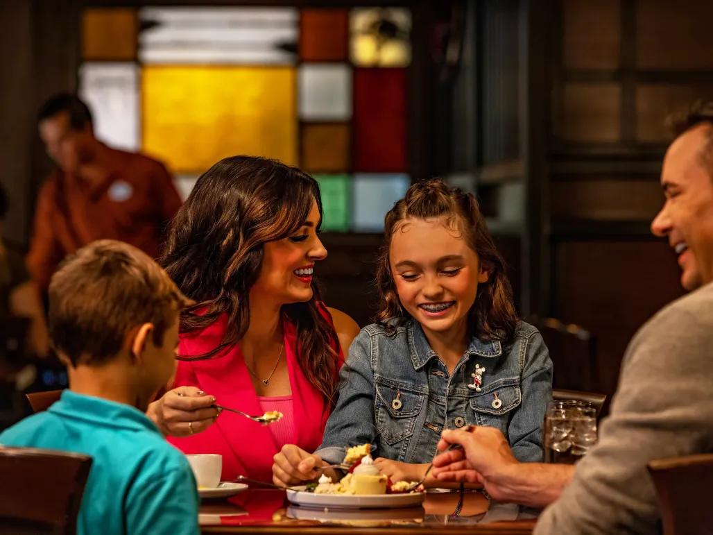 Family dining at Saratoga Springs Dining at Saratoda Springs
