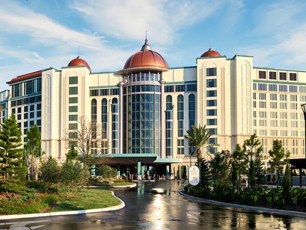 Front view of Hotel Helios