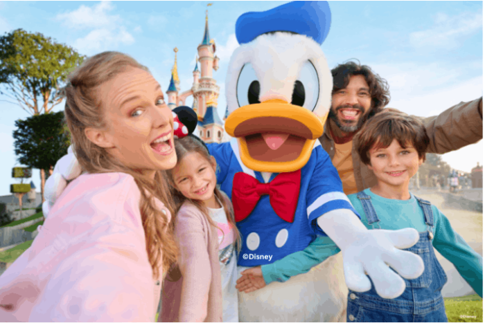 A family smiling together with a Donald Duck character at Disneyland Paris