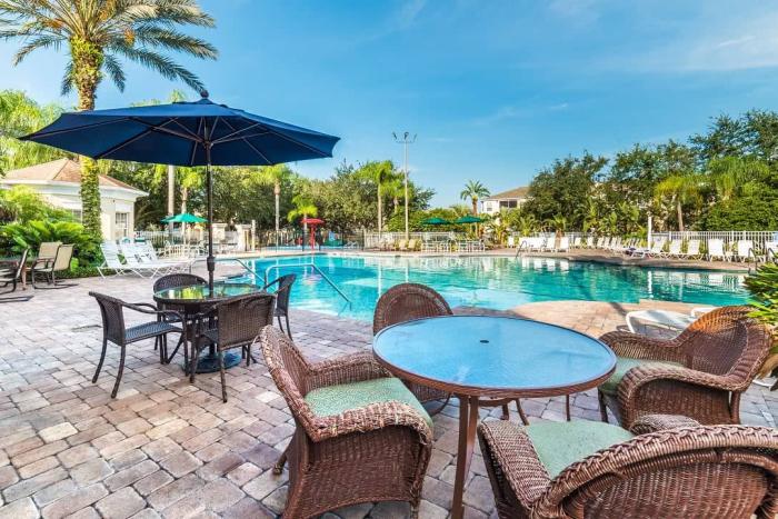 Poolside Dining at Windsor Palms Community in Orlando