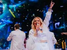 Dancing-queen-singing