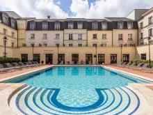 Outdoor pool at the Aparthotel Adagio Serris Val d'Europe