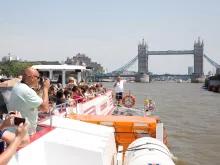 boat-on-thames-by-bridge