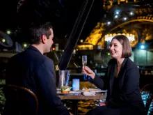 couple-on-cruise-by-eiffel-tower