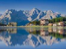 beautiful-lake-with-mountain-reflection