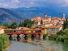 houses-bridge-by-river