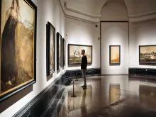 Looking at art alone