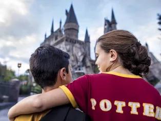 Siblings in front of Wizarding World of Harry Potter
