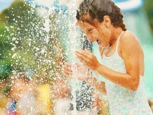 Girl playing at Cayo Cookie within PortAventura Caribe Aquatic Park