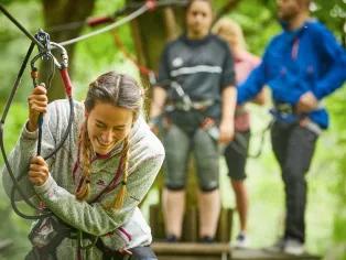 woman-laughing-on-ropes