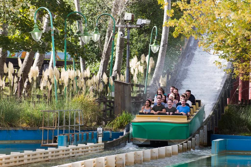 Tidal Wave at Thorpe Park Guests soaked with water at the bottom of the drop on the Tidal Wave ride