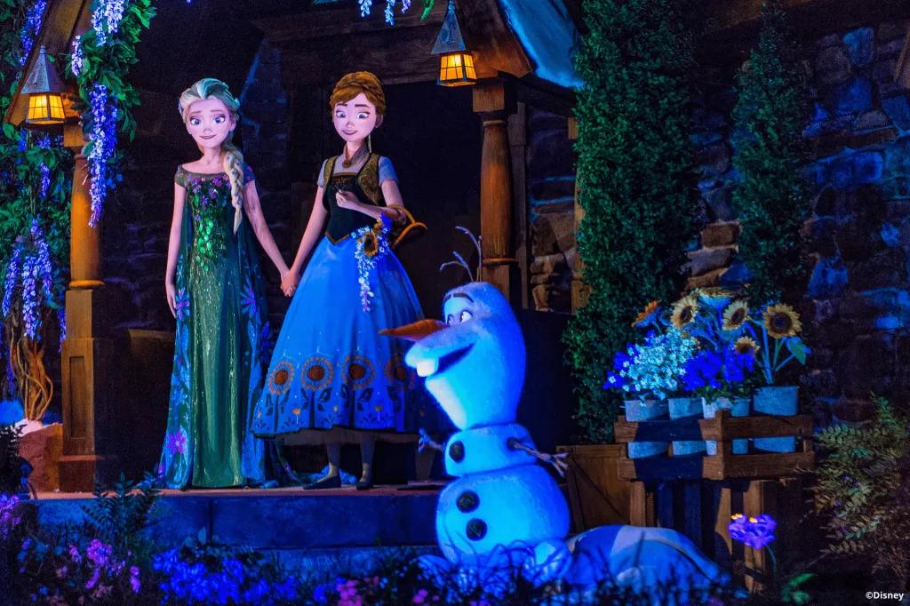 Frozen Ever After Anna and Elsa animatronics behind an Olaf animatronic on Frozen Ever After