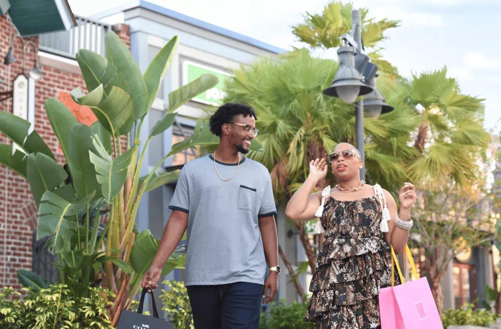 Gäste Shoppen in Disney Springs