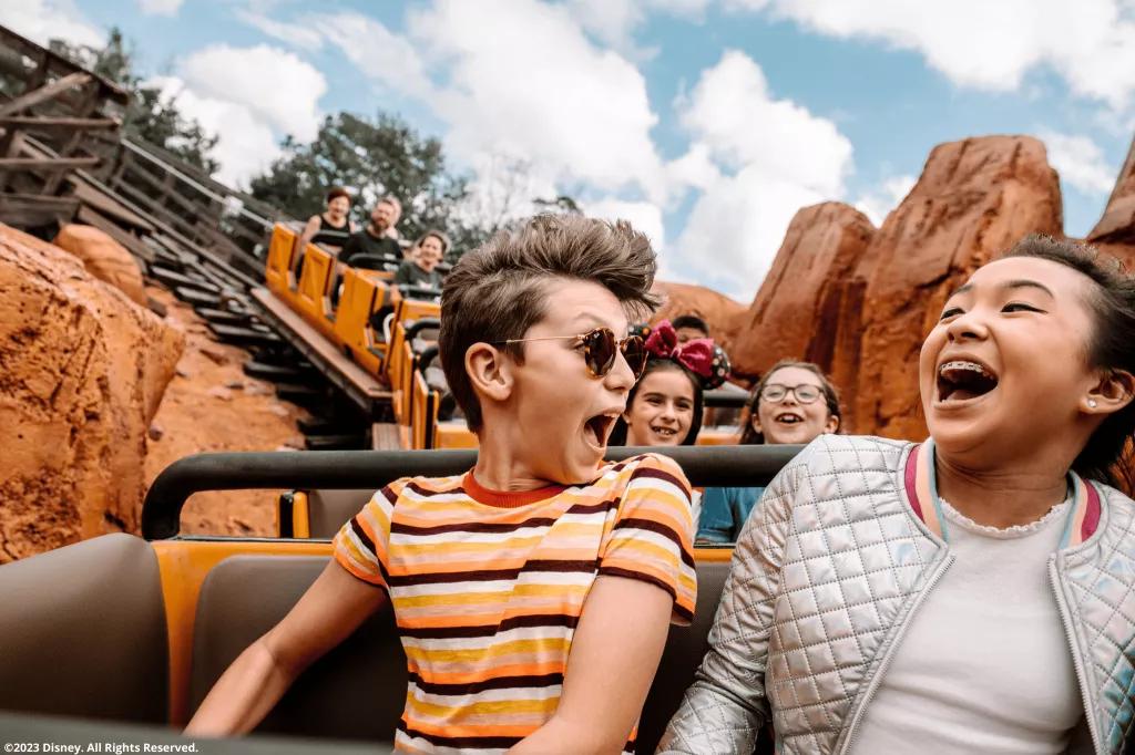 Kinder fahren mit Big Thunder Mountain Railroad im Magic Kingdom Park Kinder fahren mit Big Thunder Mountain Railroad im Magic Kingdom Park