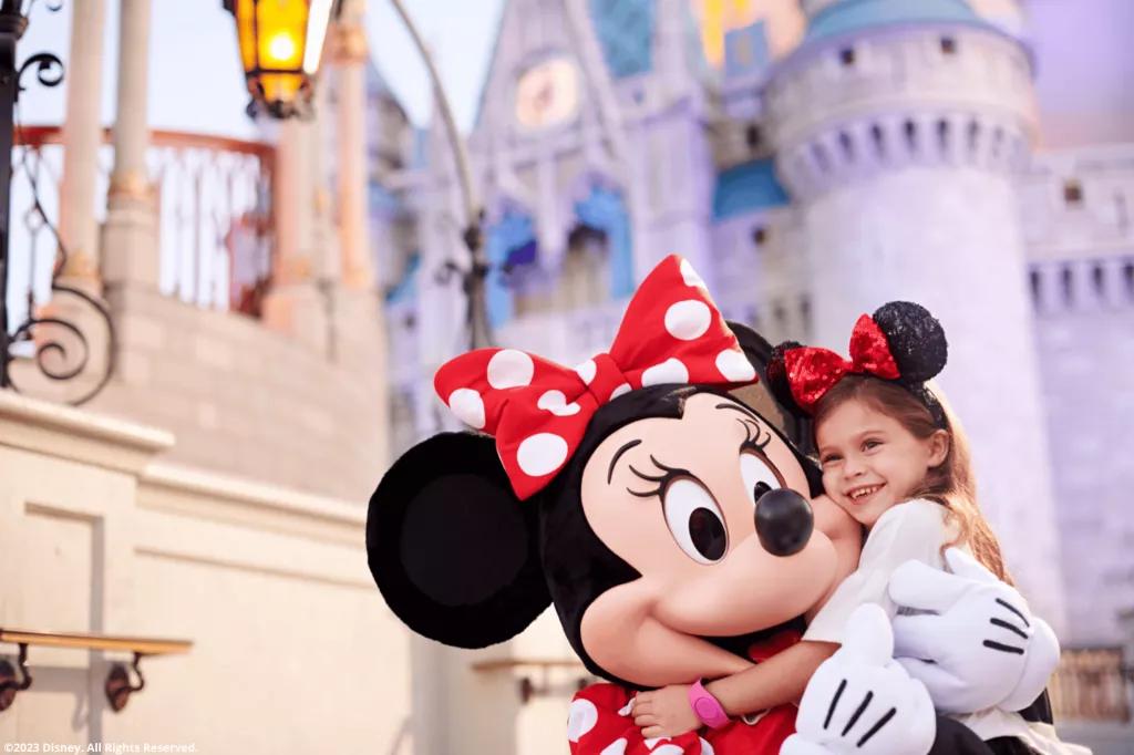 Kind mit Minnie im Magic Kingdom Park Kind mit Minnie im Magic Kingdom Park
