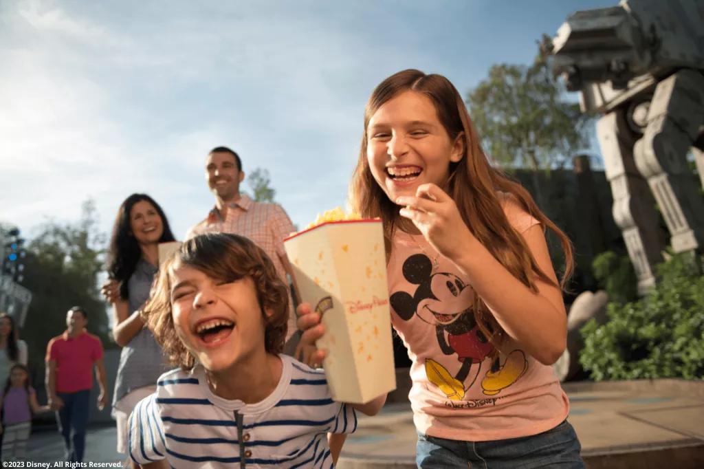 Kinder mit Popcorn in Disney's Hollywood Studios Kinder mit Popcorn in Disney's Hollywood Studios