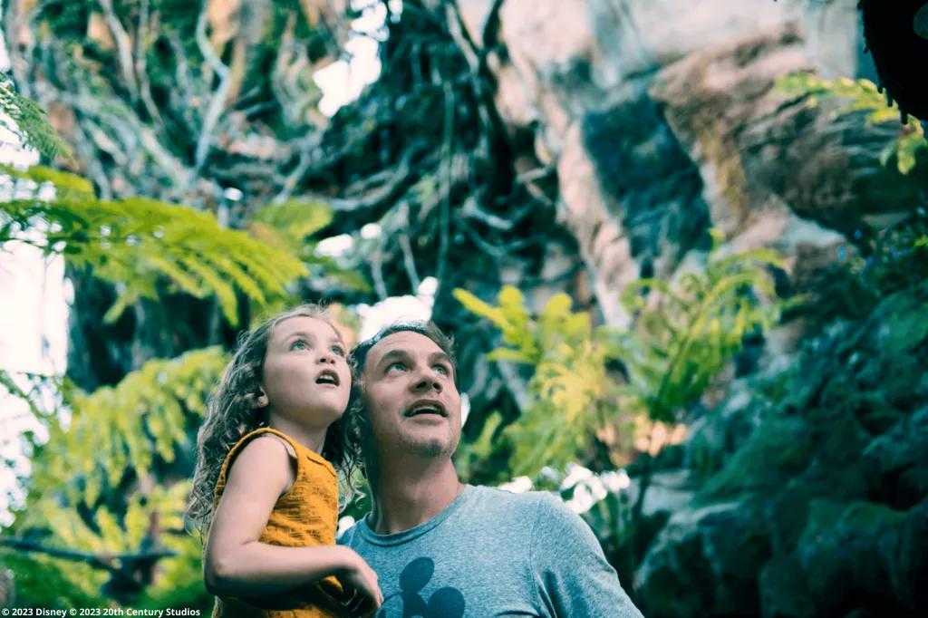 Gäste bestaunen den Themenbereich Pandora - The World of Avatar Gäste bestaunen den Themenbereich Pandora - The World of Avatar