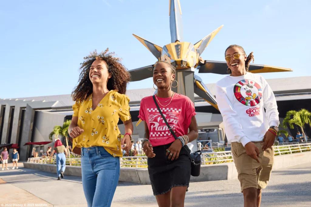 Gäste in EPCOT vor Guardians of the Galaxy: Cosmic Rewind Gäste in EPCOT vor Guardians of the Galaxy: Cosmic Rewind