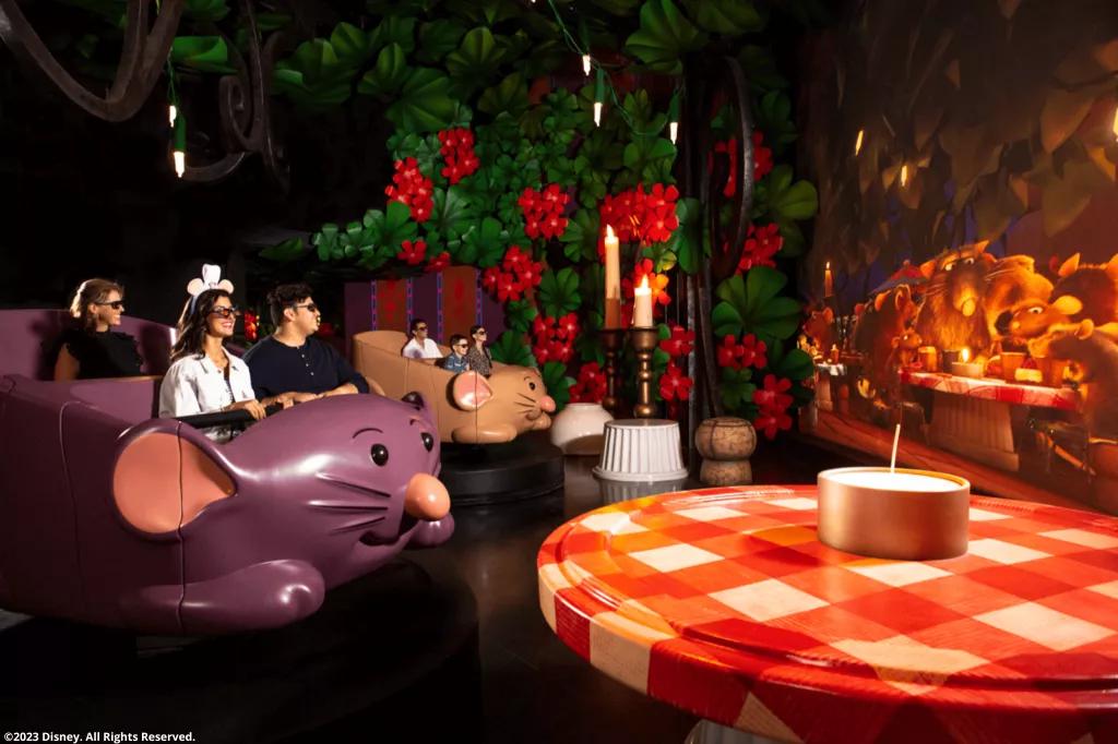 Gäste in Remy's Ratatouille Adventure in EPCOT Gäste in Remy's Ratatouille Adventure in EPCOT