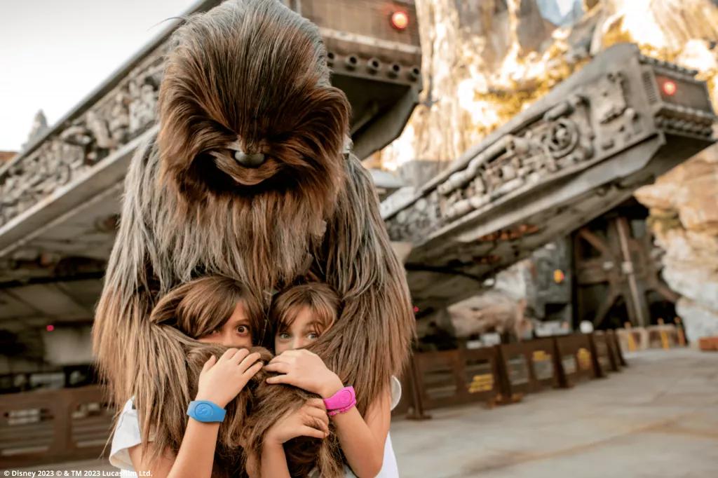 Kinder mit Chewbacca in Star Wars: Galaxys Edge in Disney's Hollywood Studios Kinder mit Chewbacca in Star Wars: Galaxys Edge in Disney's Hollywood Studios