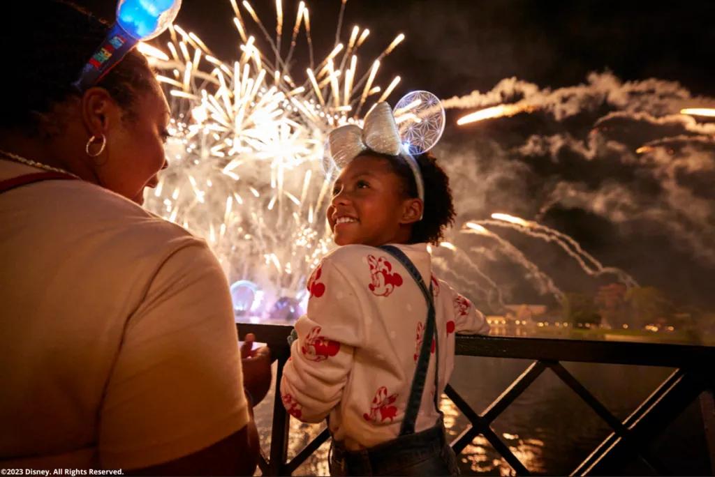 Gäste bestaunen das Feuerwerk in EPCOT Gäste bestaunen das Feuerwerk in EPCOT