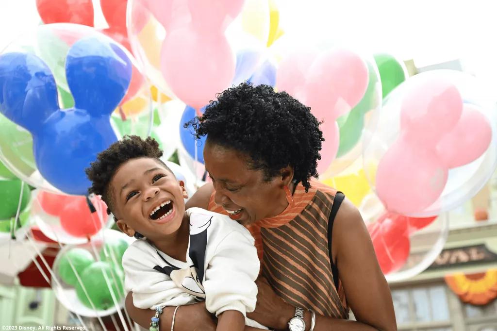Gäste im Walt Disney World Resort mit Ballons Gäste im Walt Disney World Resort mit Ballons