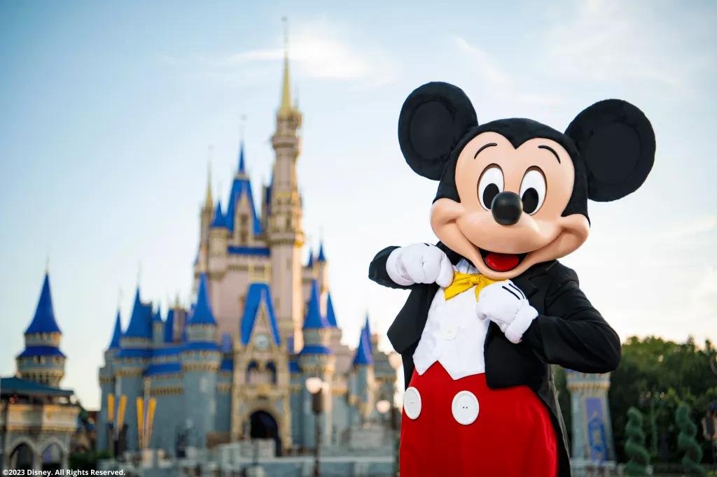 Micky vor dem Cinderella Schloss im Magic Kingdom Park Micky vor dem Cinderella Schloss im Magic Kingdom Park