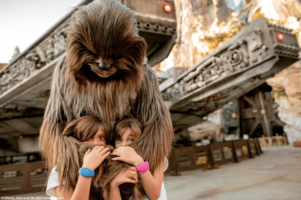 Kinder in Disney's Hollywood Studios mit Chewbacca Kinder in Disney's Hollywood Studios mit Chewbacca