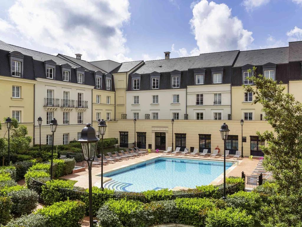 Aparthotel Adagio Serris Val d'Europe exterior and outdoor pool