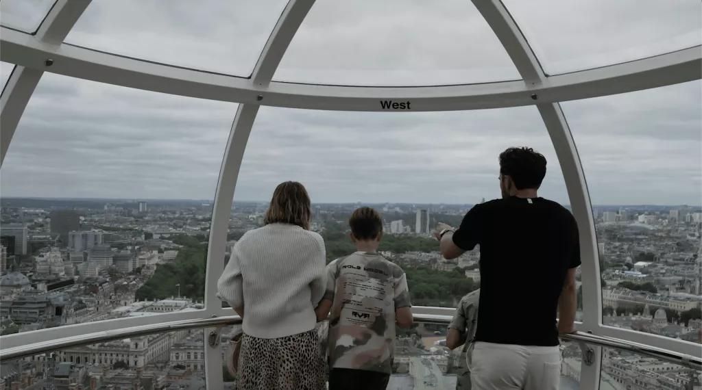 Familie im London Eye Eine vierköpfige Familie steht im London Eye und blickt über London