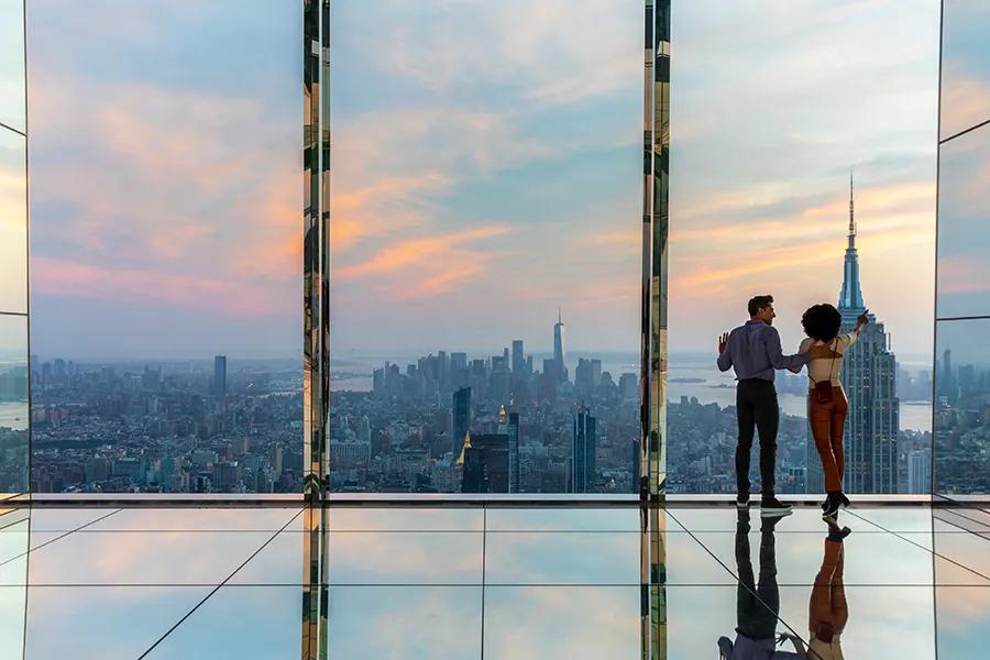 Ein Pärchen genießt die Aussicht im SUMMIT One Vanderbilt