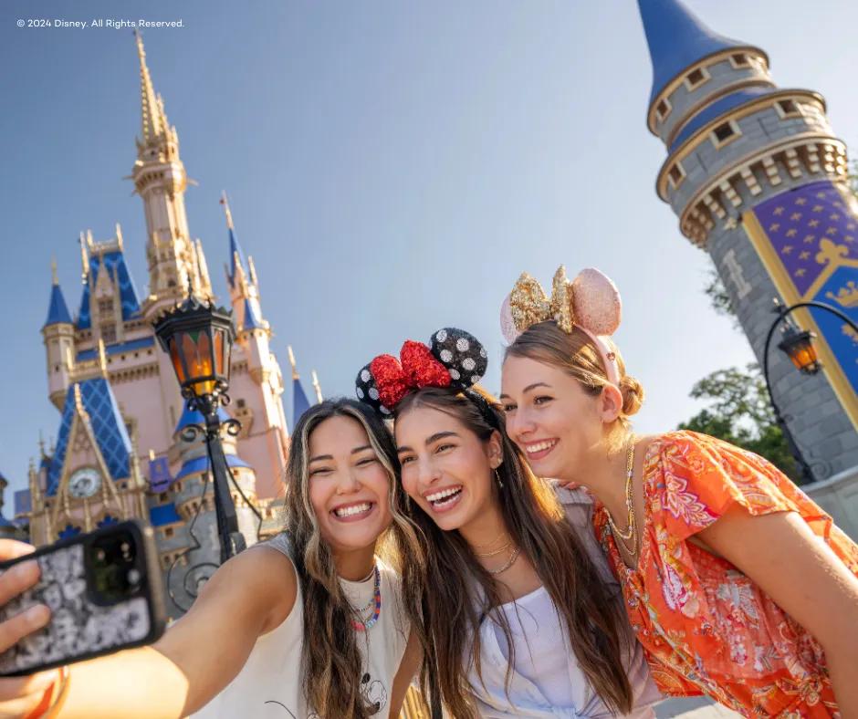 Drei Frauen vor dem Cinderella Schloss im Magic Kingdom Park Drei Frauen stehen vor dem Cinderella Schloss im Magic Kingdom Park im Walt Disney World Resort in Florida