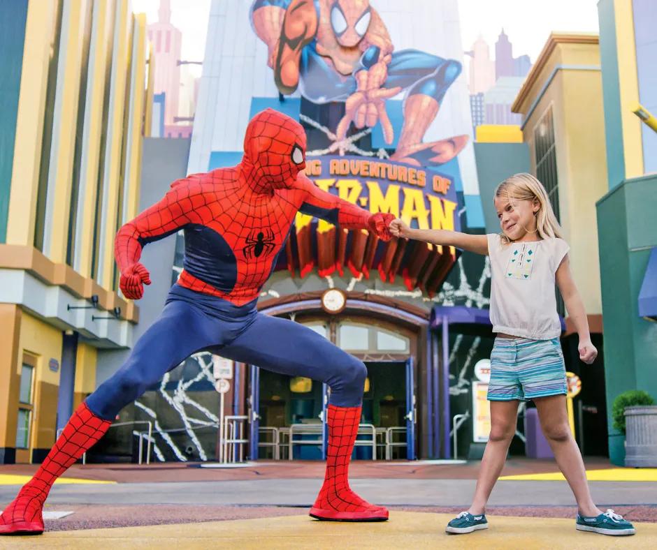 Mädchen mit Spiderman im Universal Themenpark Islands of Adventure Ein kleines Mädchen mit Spiderman in Islands of Adventure Themenpark im Universal Orlando Resort