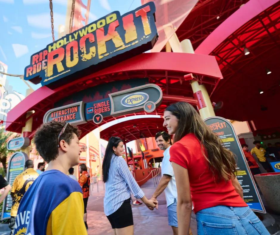 Achterbahn Hollywood Rip, Ride, Rockit in den Universal Studios Florida Familie vor der Achterbahn Hollywood Rip, Ride, Rockit in den Universal Studios Florida
