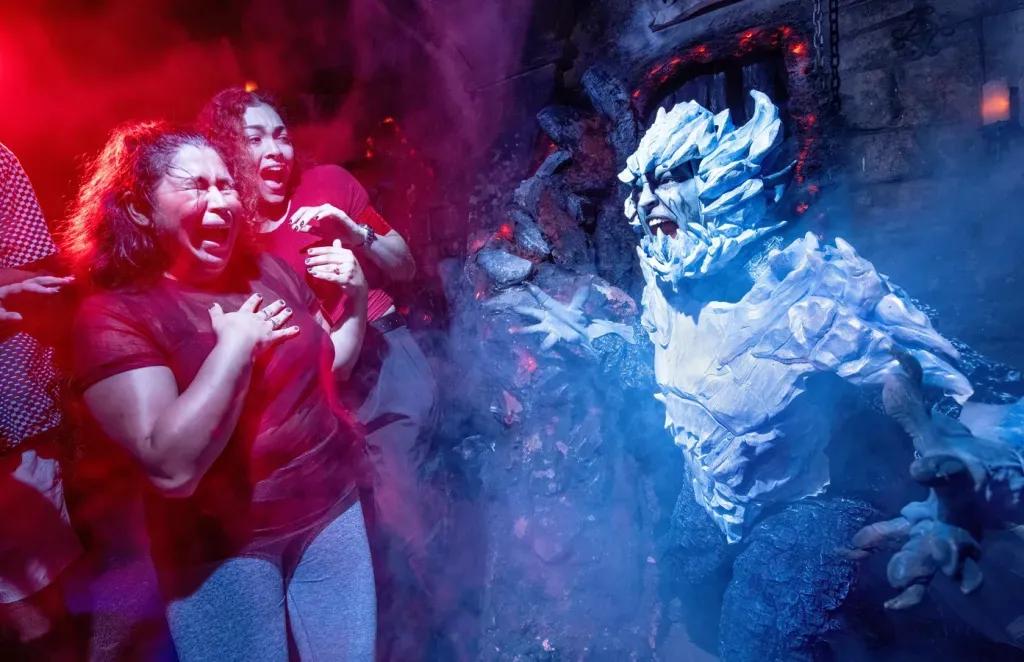 Gäste lassen sich bei den Halloween Horror Nights erschrecken Gäste lassen sich bei den Halloween Horror Nights erschrecken