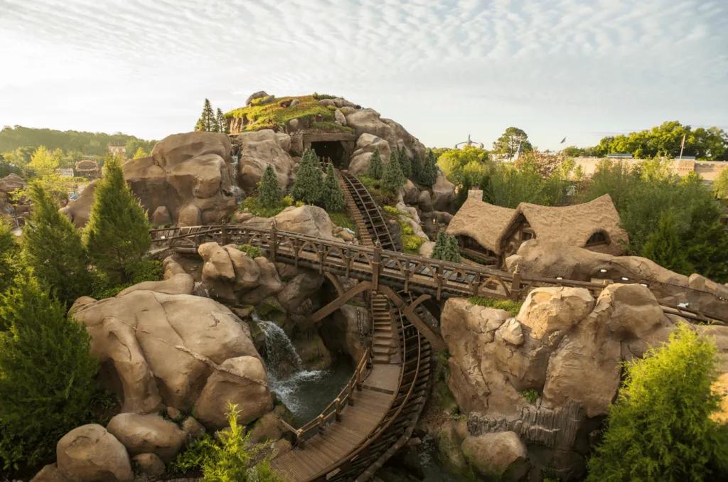 Seven Dwarfs Mine Train im Magic Kingdom Park Seven Dwarfs Mine Train im Magic Kingdom Park